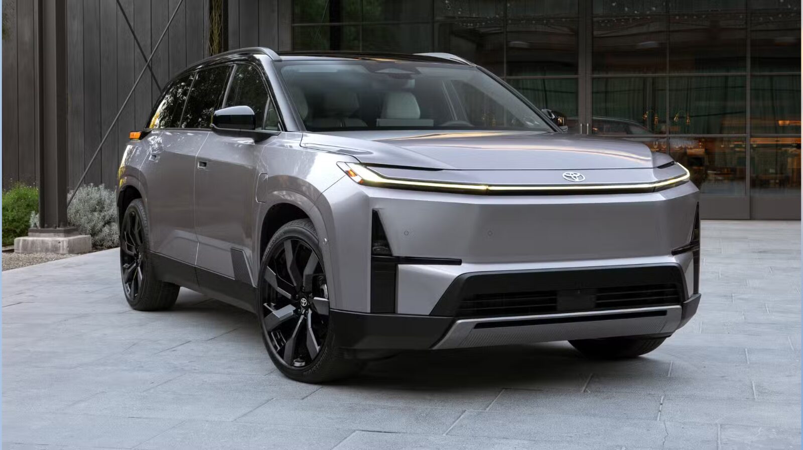 新型ハイランダーBEV世界初公開｜3列EVの本命